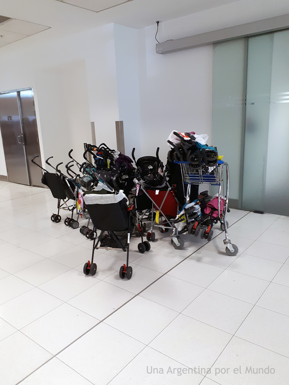 Baby strolls airport Sydney / Carritos de bebé aeropuerto de Sydney