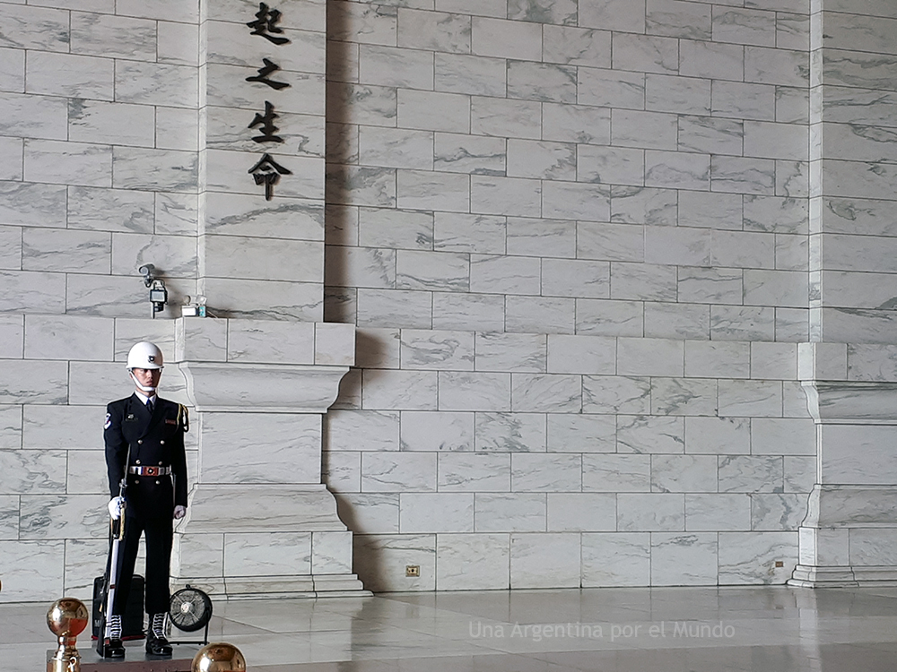 Guardia en el Memorial