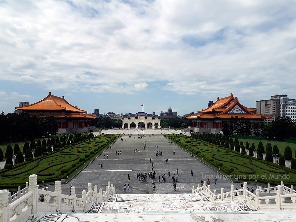 Vista del Parque, Puerta de la Integridad, Concert Hall y Teatro Nacional. Chiang Kai-Sek Memorial Hall, Taipei.